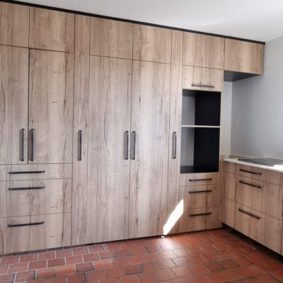 Cuisine  noir et bois avec portes rentrantes